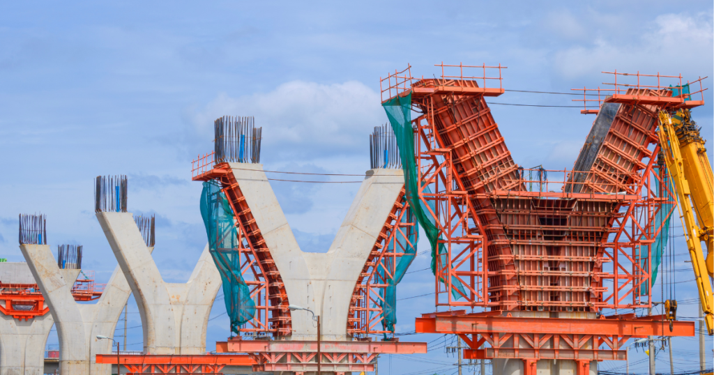 Concrete formwork for columns in bridge construction 