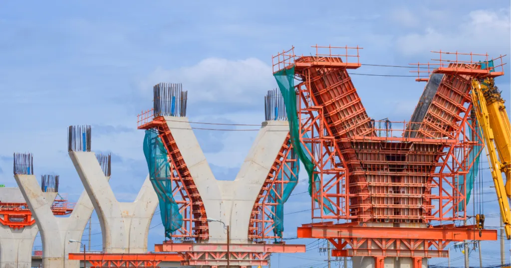 Concrete formwork for columns in bridge construction